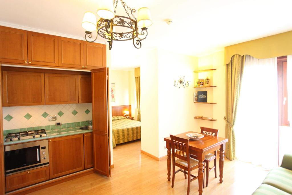 Kuchyňa alebo kuchynka v ubytovaní Altea Suites