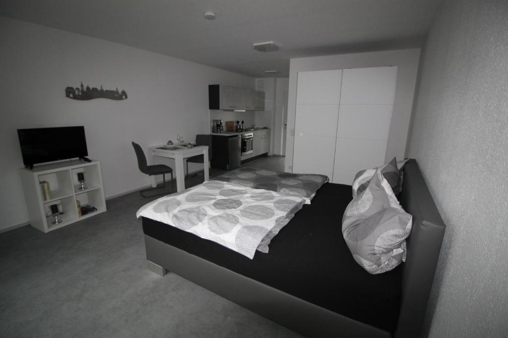 1 dormitorio con cama y escritorio. en Aachener Ferienwohnung en Aquisgrán