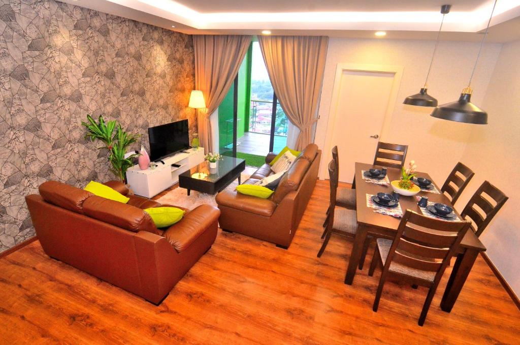 sala de estar con sofá y comedor en Kuching City Luxury Vivacity Suite A2, en Kuching