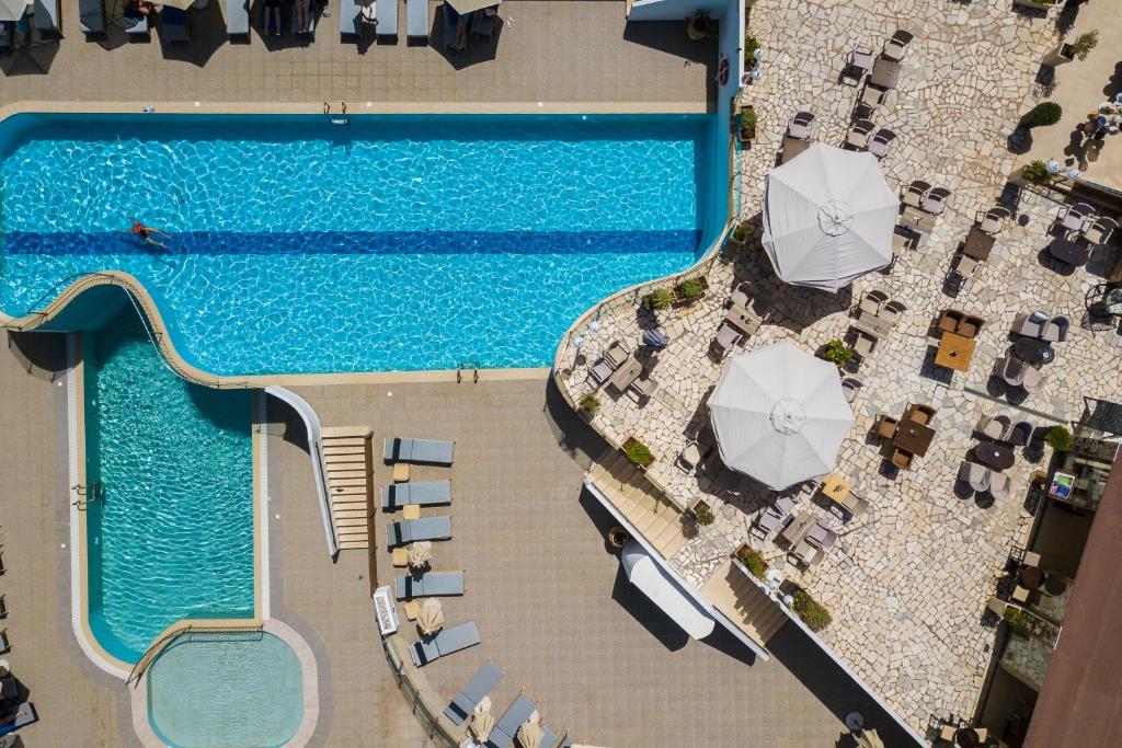 O vedere a piscinei de la sau din apropiere de Filion Suites Resort & Spa