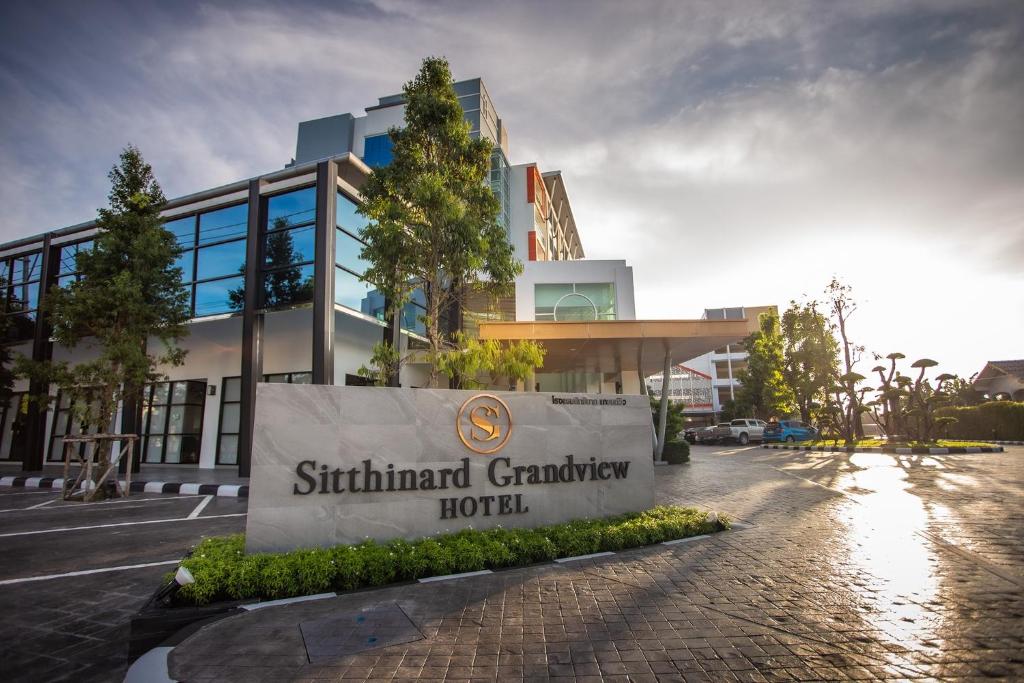 una señal frente a un edificio en Sitthinard Grandview Hotel, en Phatthalung