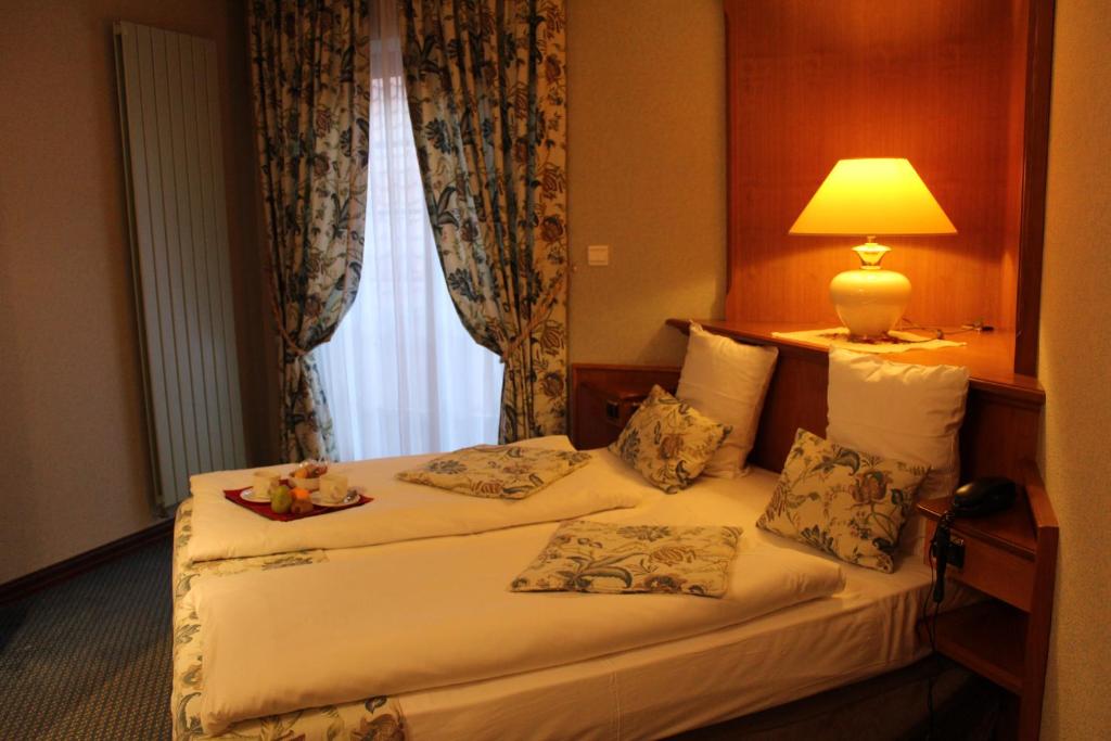 Postel nebo postele na pokoji v ubytování Hôtel Le Mittelwihr