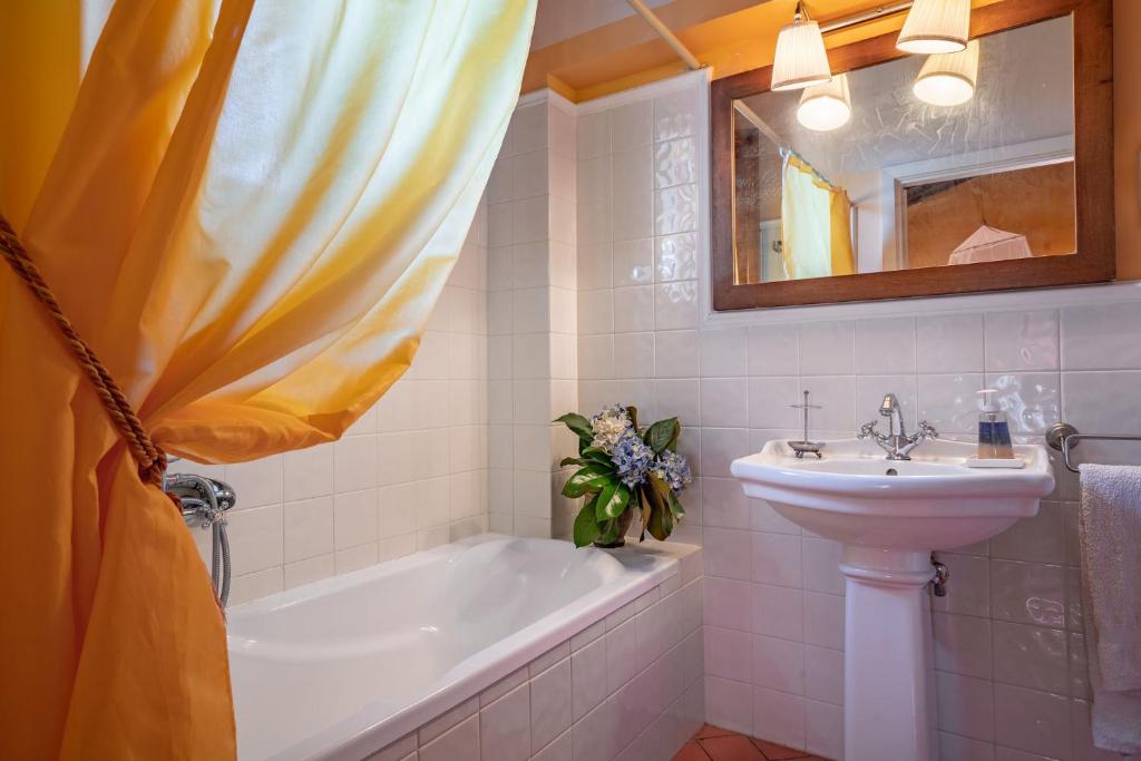 Łazienka w obiekcie Torraccia di Chiusi Agriturismo Relais