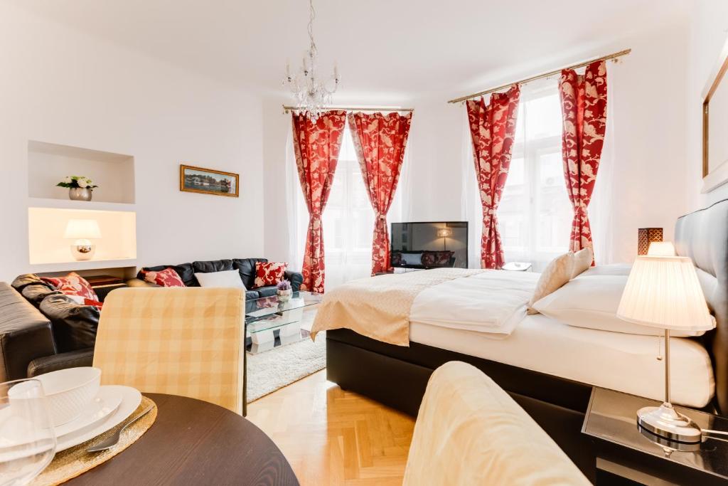 Telewizja i/lub zestaw kina domowego w obiekcie Old Town Square Royal Apartment