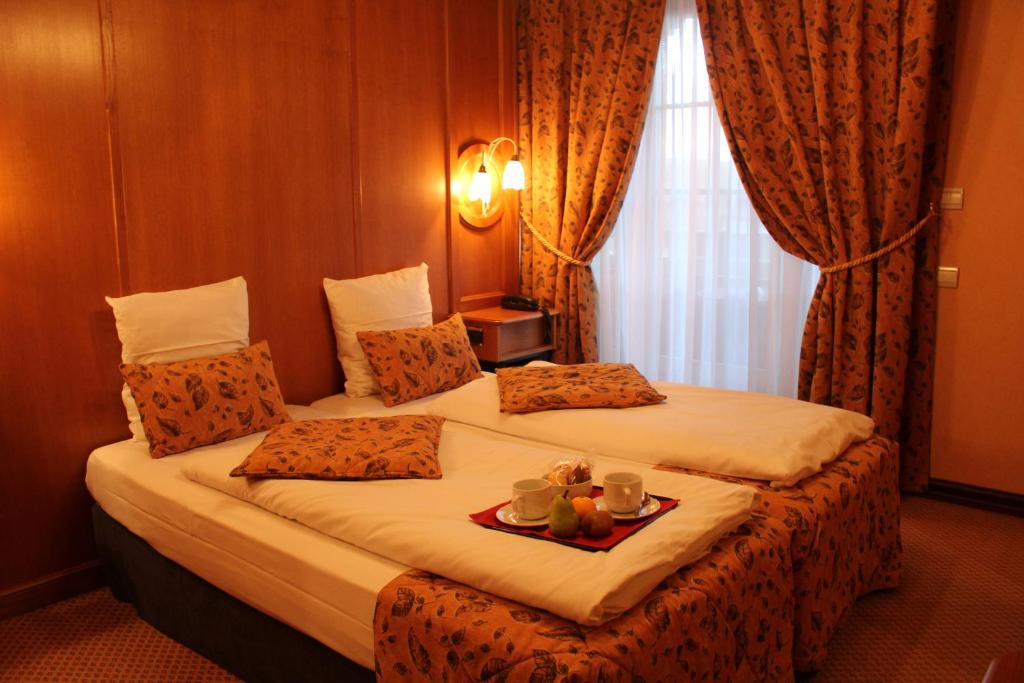 Postel nebo postele na pokoji v ubytování Hôtel Le Mittelwihr