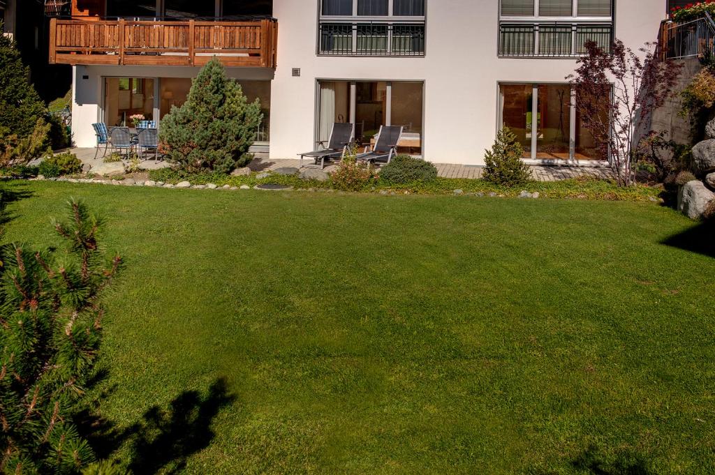 Aed väljaspool majutusasutust Haus Alpine