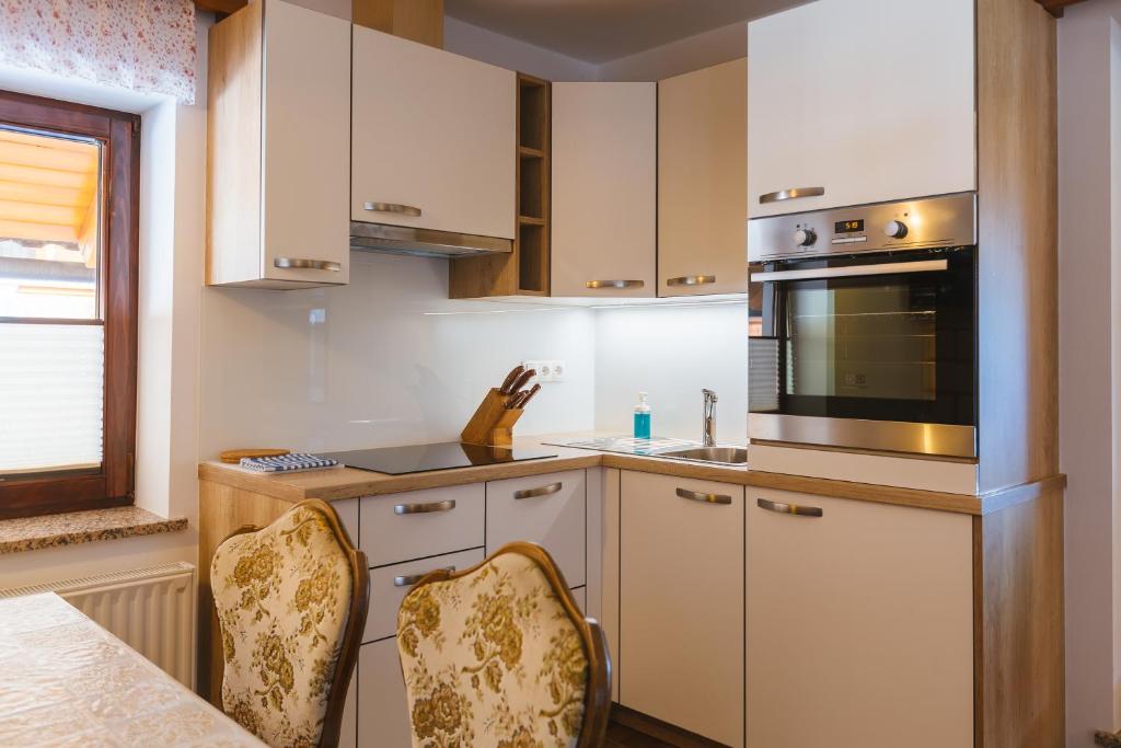 Kuchyň nebo kuchyňský kout v ubytování Apartment Ledrar