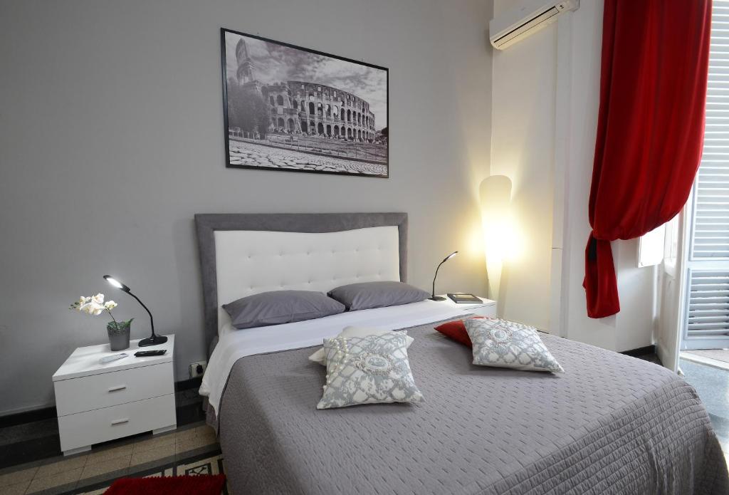 Casa Dania في روما: غرفة نوم بسرير كبير مع وسادتين