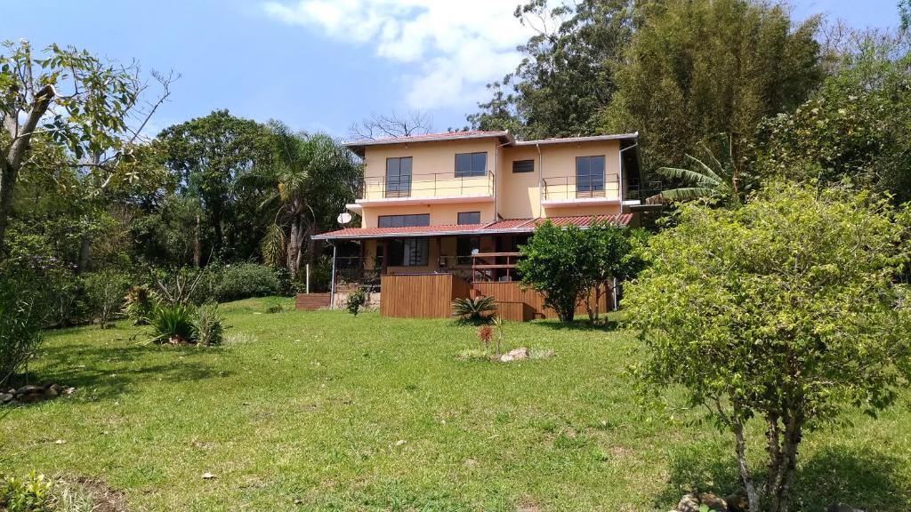 a house in the middle of a yard at Morada Colibri in Gamboa