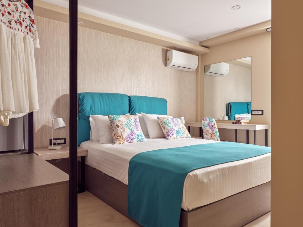 Posteľ alebo postele v izbe v ubytovaní Koukounaria Hotel & Suites