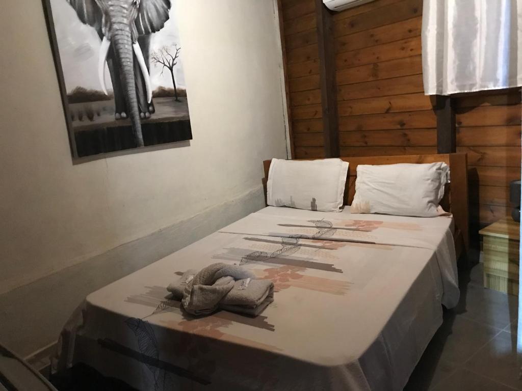 een bed met een paar schoenen erop bij Chambre2 Résidence Beauregard in Koungou