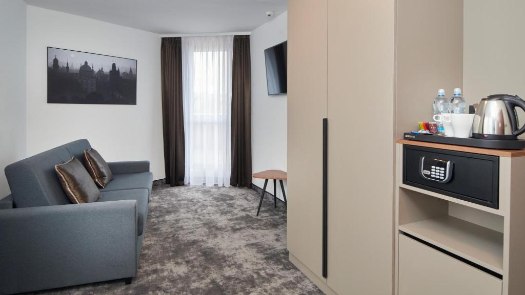 OREA Hotel Pyramida Praha的厨房或小厨房