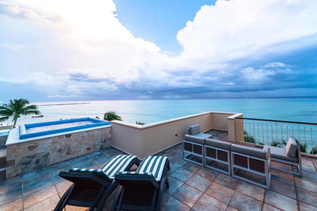 balkon z krzesłami i widokiem na ocean w obiekcie Penthouse Reef 401 - Beautiful Beachfront Ocean View - at El Faro w mieście Playa del Carmen
