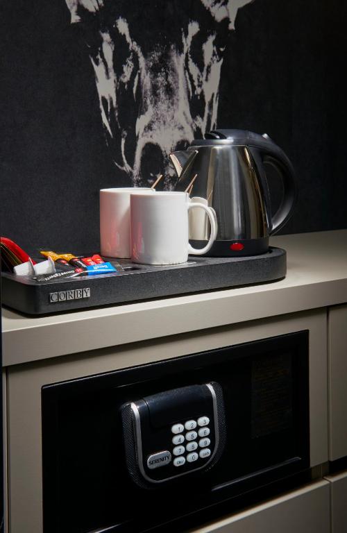 OREA Hotel Pyramida Praha的咖啡和沏茶工具