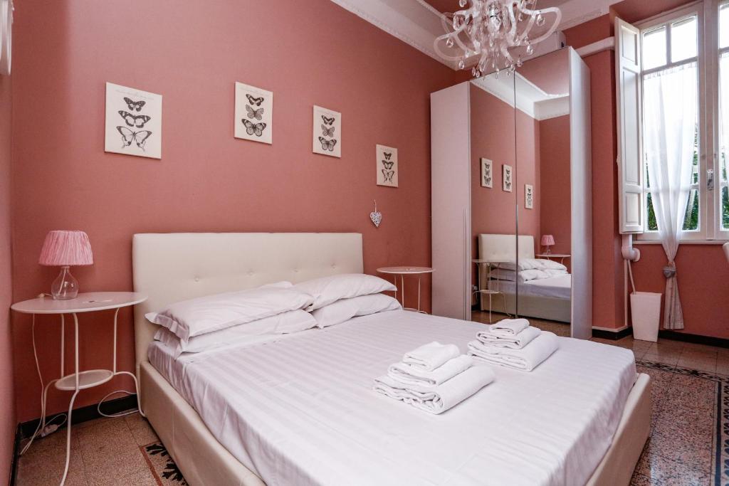 1 dormitorio con 1 cama con toallas en Pamphili Park Romantic Retreat, en Roma