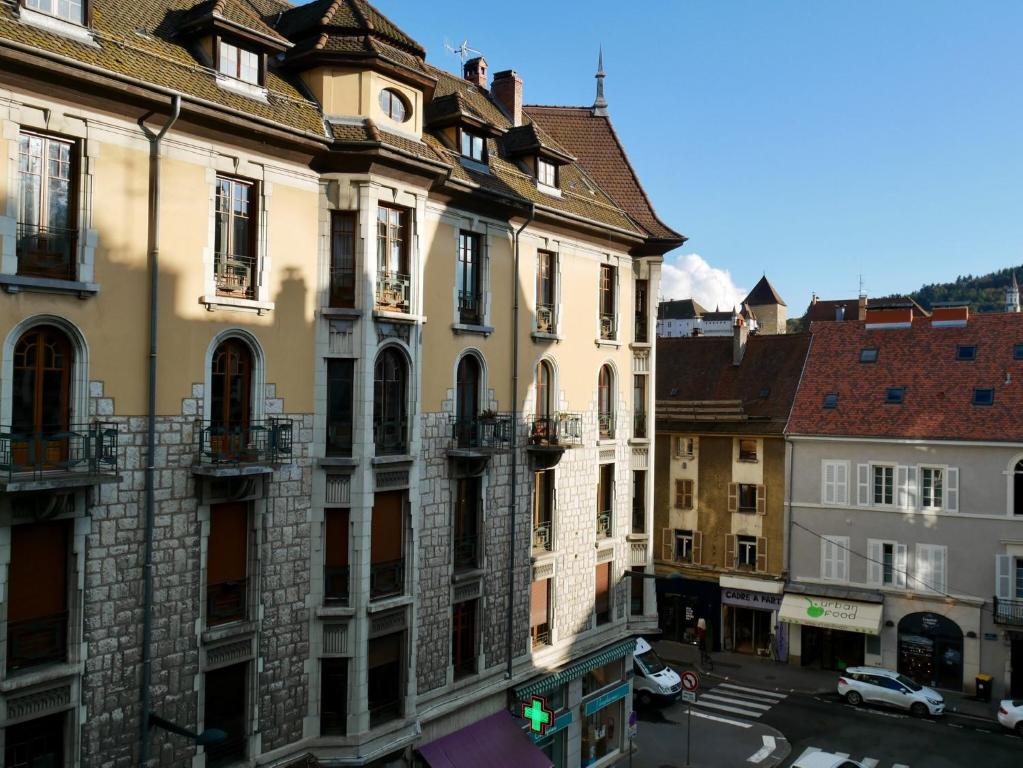 un grupo de edificios en una calle de la ciudad en L’Appartement des Glières Annecy centre en Annecy