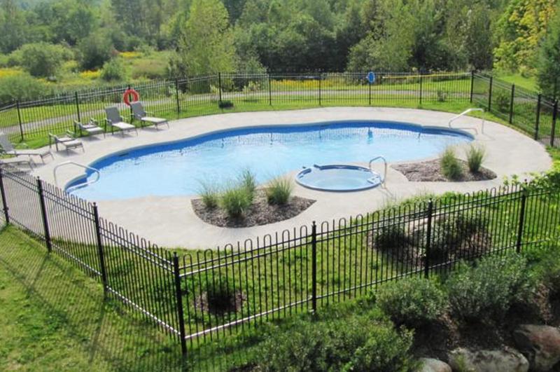Bazén v ubytování Condos Vacances Orford nebo v jeho okolí