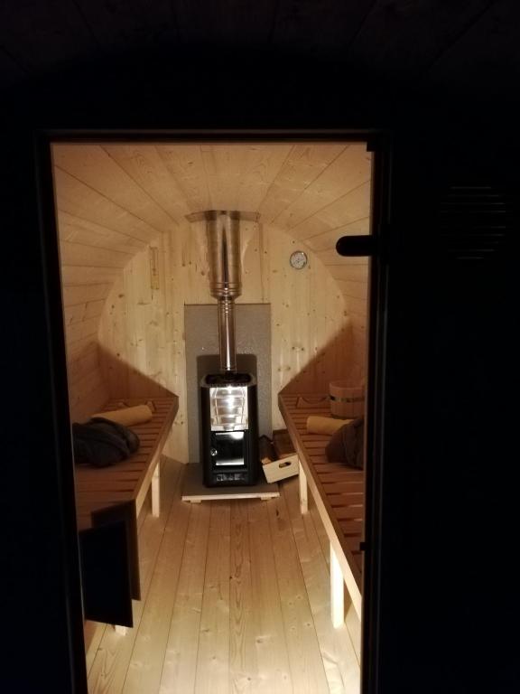 Pod orehom drvena kuća i sauna - 2