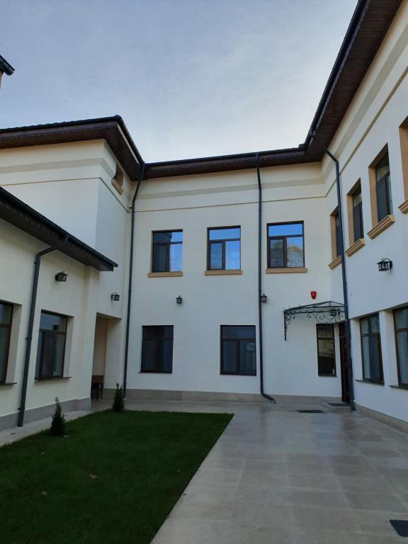 an exterior view of a building with a courtyard at Han Dunarea in Călăraşi