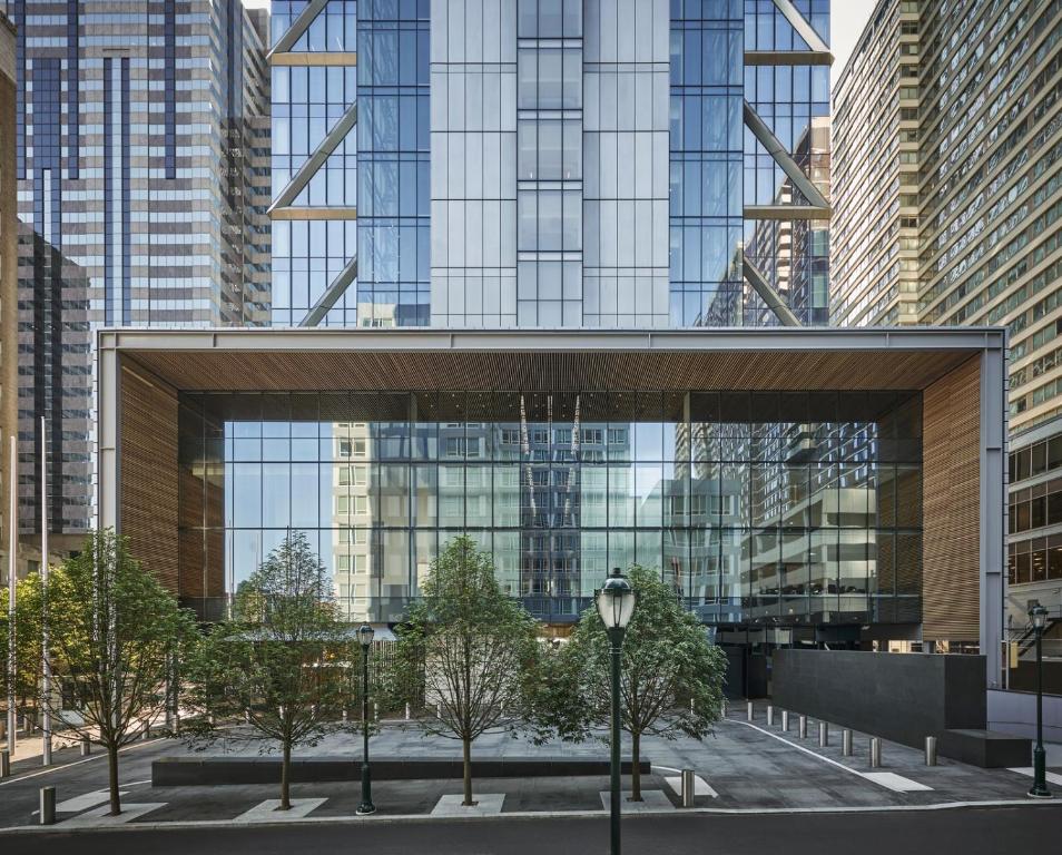 uma vista de um edifício numa cidade com edifícios altos em Four Seasons Hotel Philadelphia at Comcast Center em Filadélfia