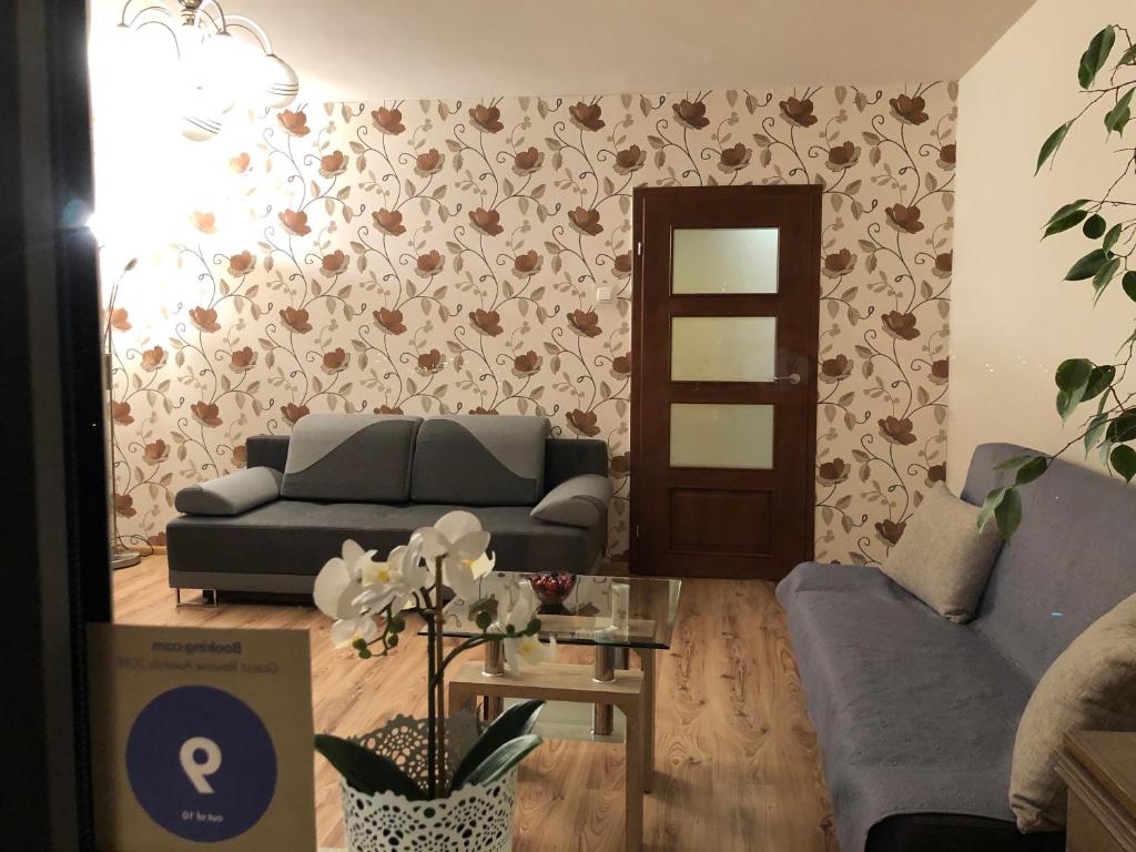 ein Wohnzimmer mit einem Sofa und einem Tisch in der Unterkunft Apartament 9-te piętro in Łódź