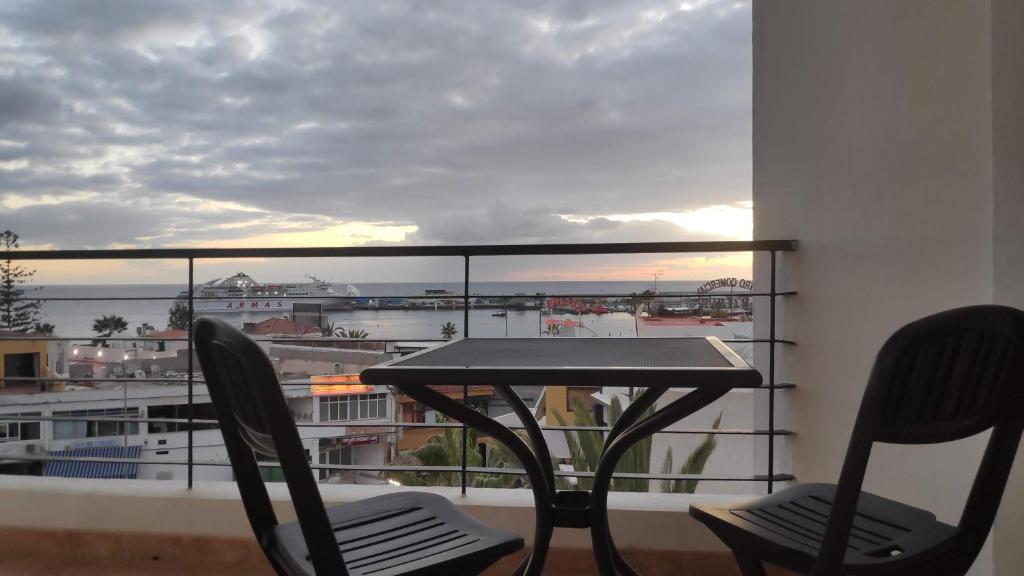 ロス・クリスティアーノスにあるApartamento Playa Los Cristianosの景色を望むバルコニー(テーブル、椅子付)