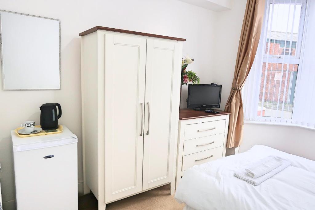 Postel nebo postele na pokoji v ubytování Whitburn Guest House About 7 mins Walk To The City Free Internet TV