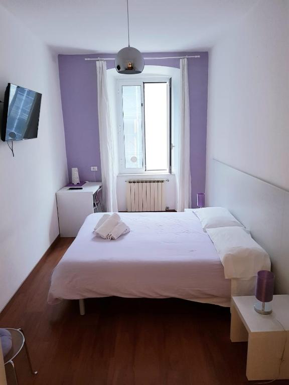 Un dormitorio con dos camas y una ventana. en Smart Accomodation, en Trieste