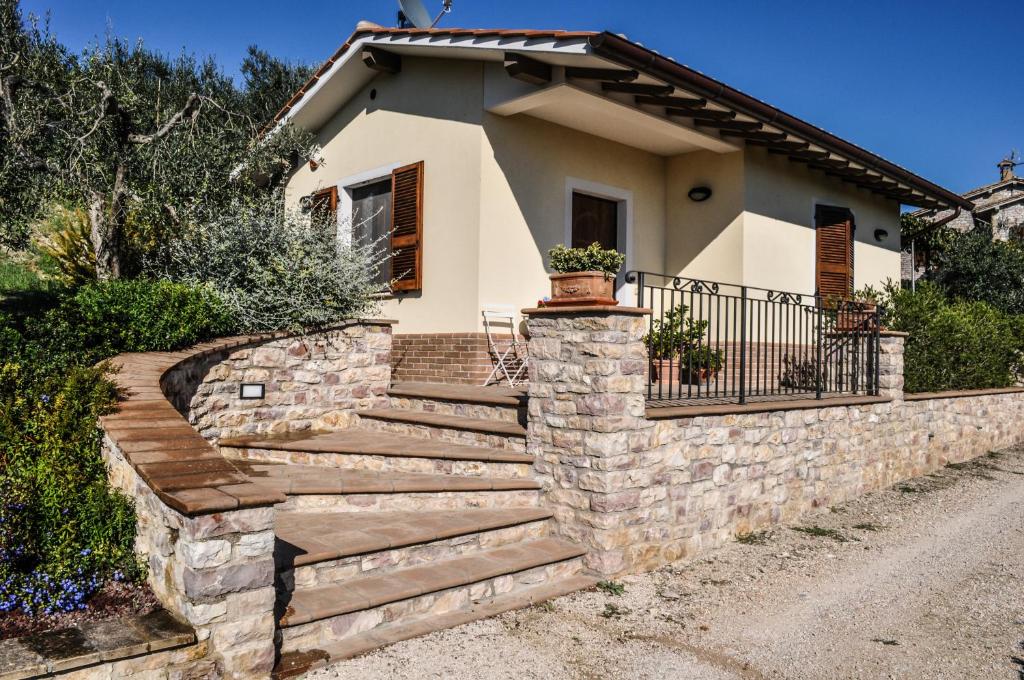 eine Schutzwand mit einer Treppe vor einem Haus in der Unterkunft Bilocale in campagna - Assisi in Assisi