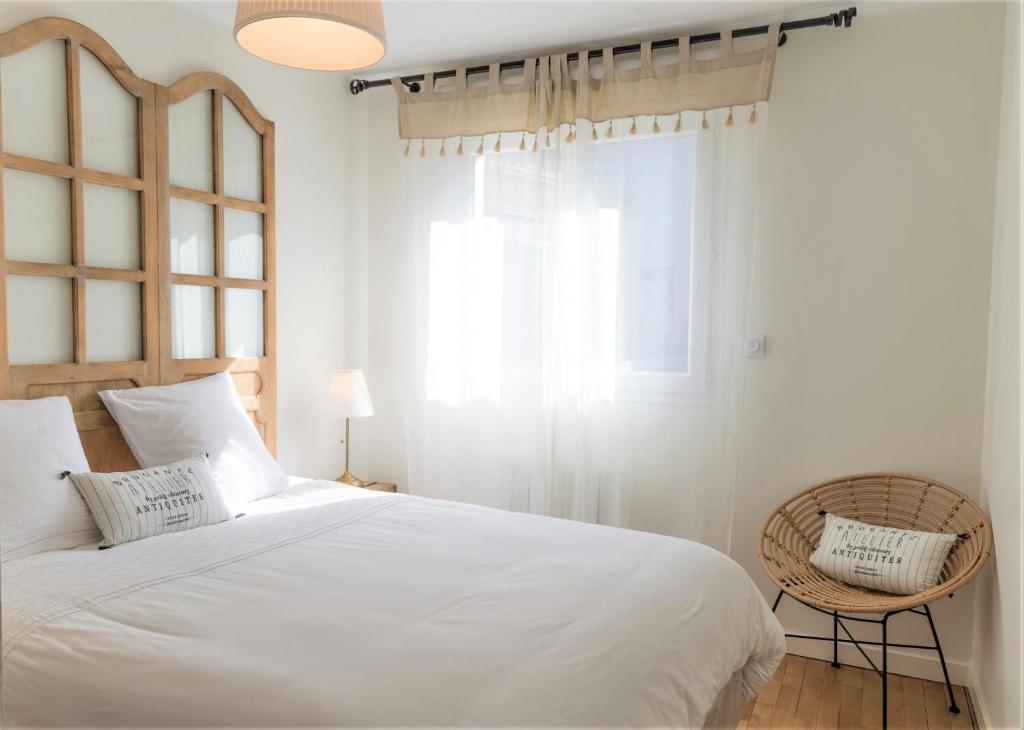a bedroom with a white bed and a window at Guest house " Gîte L'ATELIER DU 6"- calme - jardin in Tours