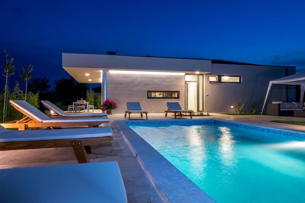 Bazén v ubytovaní Villa Viviana Fažana Valbandon Heated pool alebo v jeho blízkosti