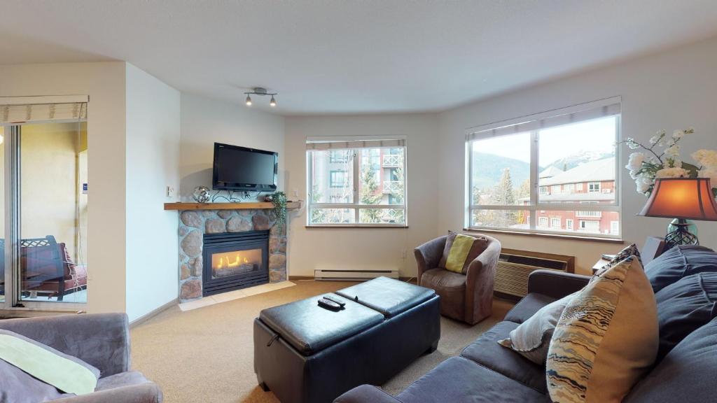 TV a/nebo společenská místnost v ubytování Whistler Blackcomb Vacation Rentals - Village North