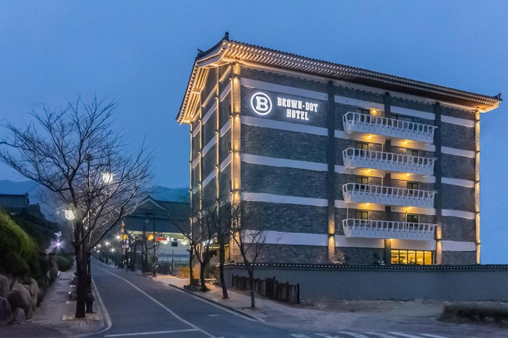 ein Gebäude mit einem Schild an der Seite in der Unterkunft Brown Dot Hotel Gyeongju in Gyeongju