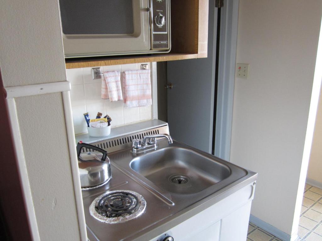 Kuchyň nebo kuchyňský kout v ubytování Y-5 Motel