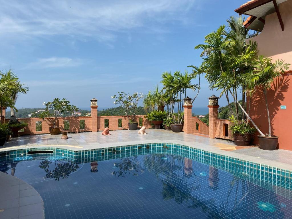 Bazén v ubytování Baan Kongdee Sunset Resort Kata nebo v jeho okolí