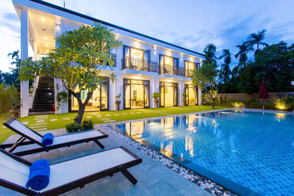 een zwembad voor een huis bij Hoi An Hideaway Villa in Hội An