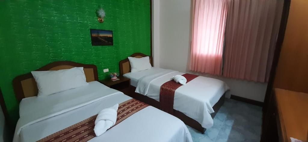 Postel nebo postele na pokoji v ubytování Thepparat Lodge Krabi
