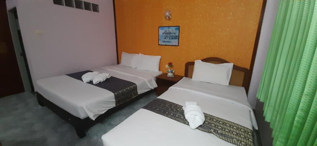 Postel nebo postele na pokoji v ubytování Thepparat Lodge Krabi
