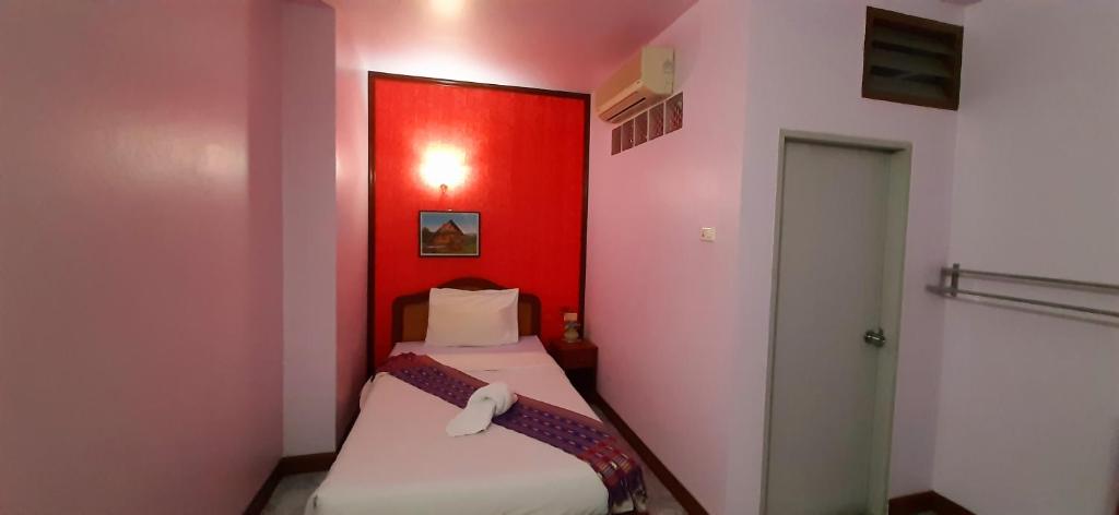 Postel nebo postele na pokoji v ubytování Thepparat Lodge Krabi