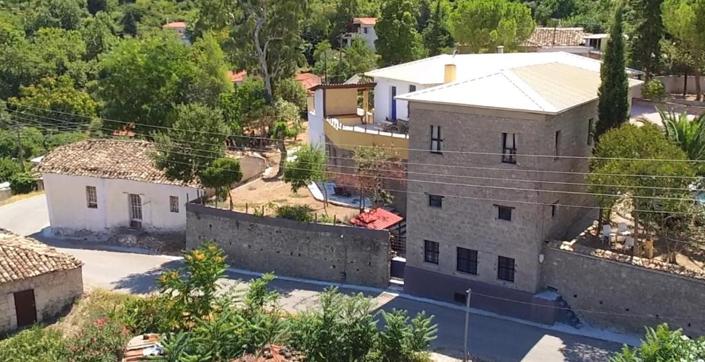 uma vista aérea de uma aldeia com casas em The old olive mill house em Aegae