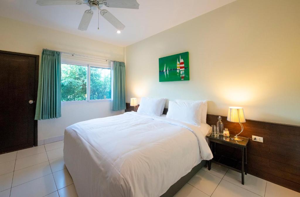 Postel nebo postele na pokoji v ubytování Lokal Phuket "Former K-Hotel" - SHA Extra Plus