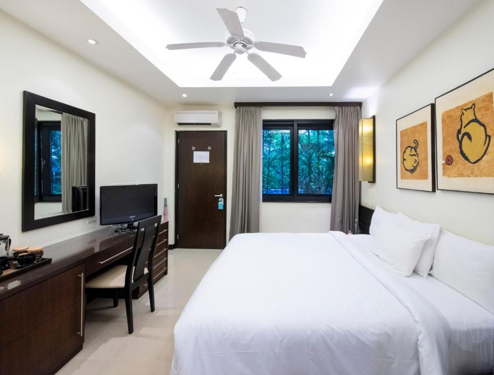 Postel nebo postele na pokoji v ubytování Lokal Phuket "Former K-Hotel" - SHA Extra Plus