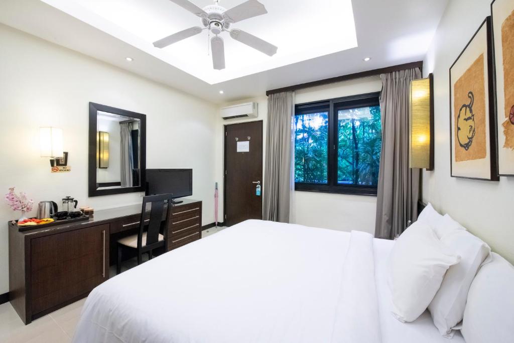 Postel nebo postele na pokoji v ubytování Lokal Phuket "Former K-Hotel" - SHA Extra Plus