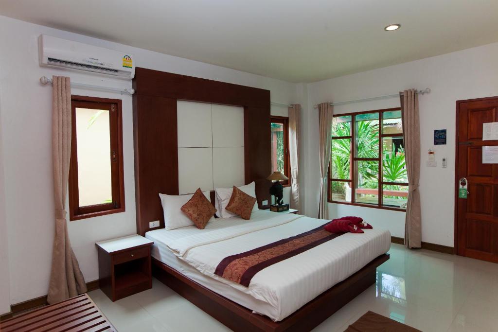 เตียงในห้องที่ Lanta Riviera Resort - SHA Extra Plus