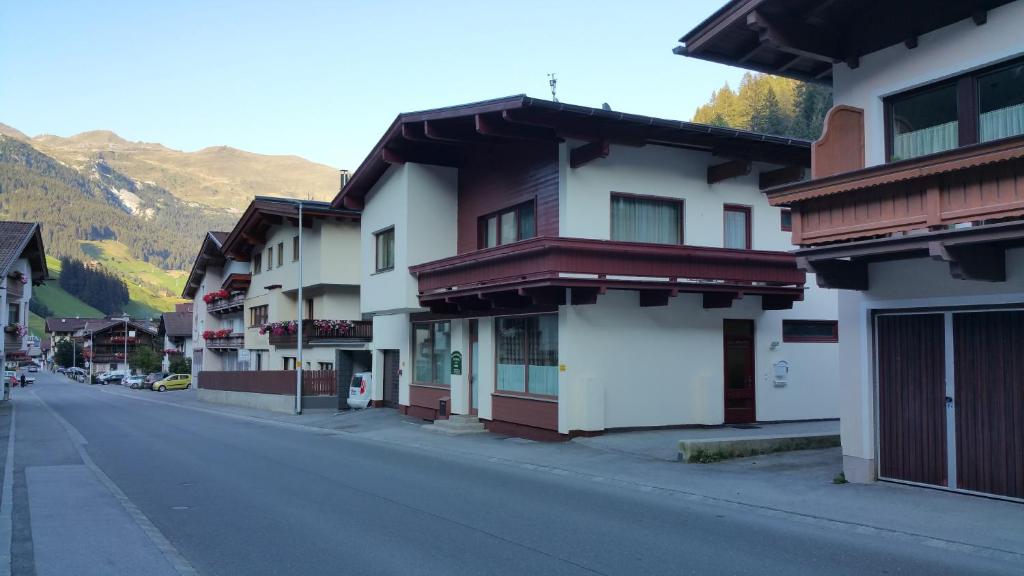 eine leere Straße in einer Bergstadt mit Gebäuden in der Unterkunft Apart Family Schweng in Tux