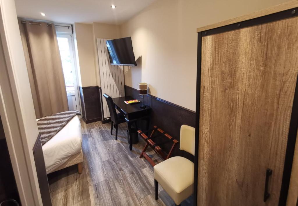TV a/nebo společenská místnost v ubytování Logis Hotel Des Bains