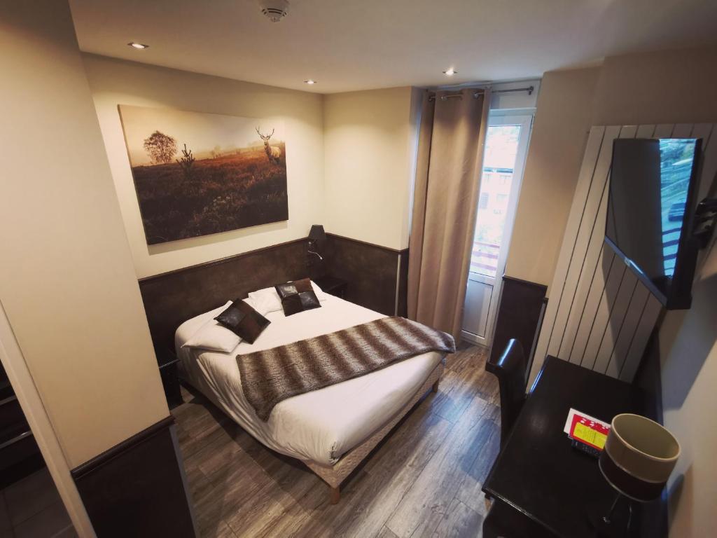 Postel nebo postele na pokoji v ubytování Logis Hotel Des Bains