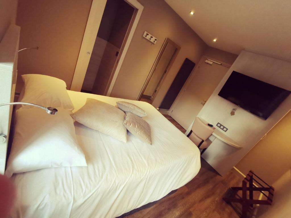 TV a/nebo společenská místnost v ubytování Logis Hotel Des Bains