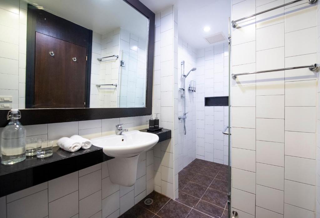 Koupelna v ubytování Lokal Phuket "Former K-Hotel" - SHA Extra Plus