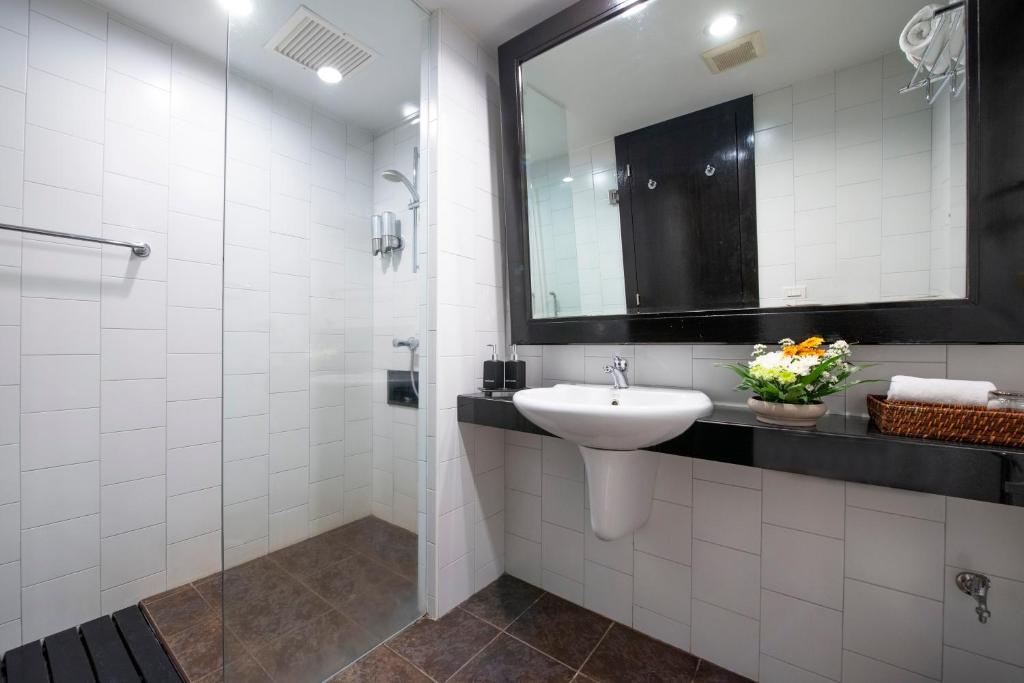 Koupelna v ubytování Lokal Phuket "Former K-Hotel" - SHA Extra Plus